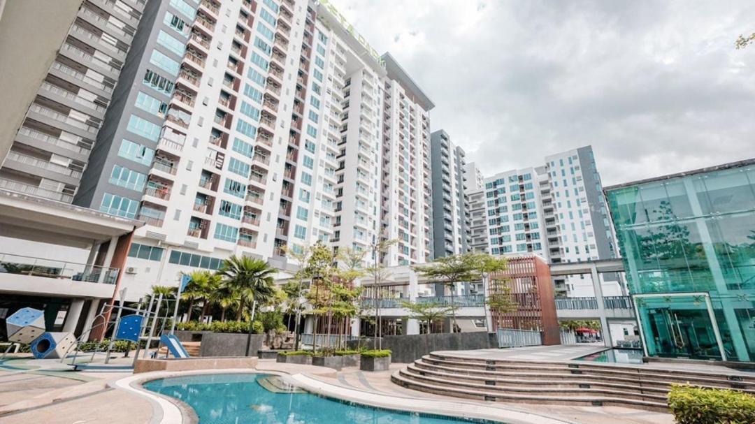 Honeymoon By A Legacy Group - Klcc Lake View *