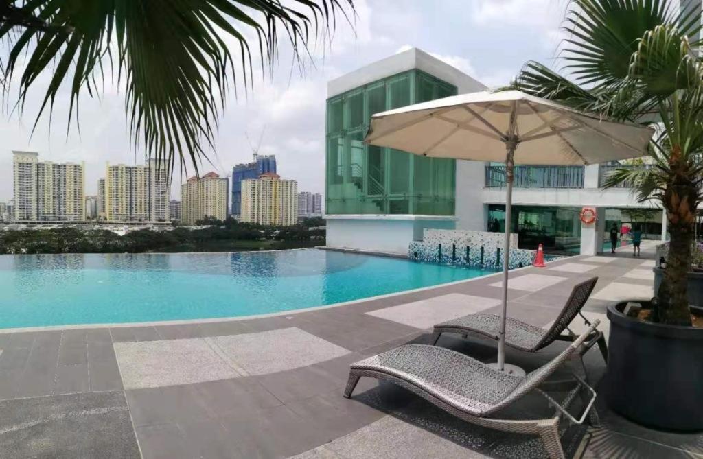 Honeymoon By A Legacy Group - Klcc Lake View *