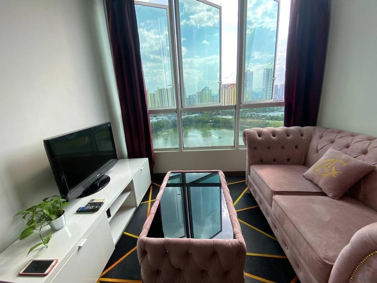 Honeymoon By A Legacy Group - Klcc Lake View Aparthotel