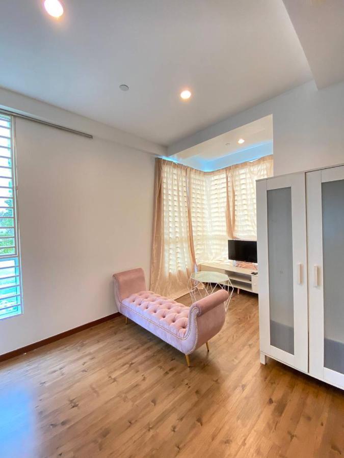 Honeymoon By A Legacy Group - Klcc Lake View *